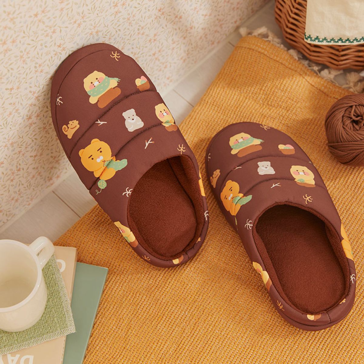 Kakao Friends: Cabin Forest Padding Slipper Ryan & Choonsik 캐빈인더포레스트 패딩 슬리퍼_라&춘