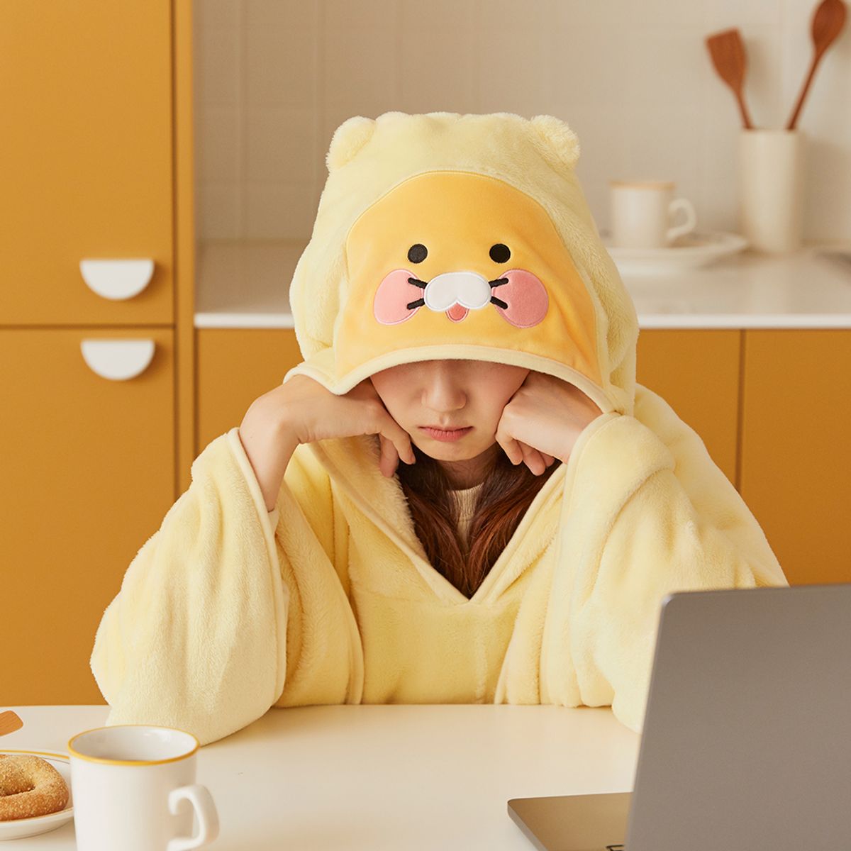 Kakao Friends: Cape Blanket Choonsik 입는 망토담요_춘식이