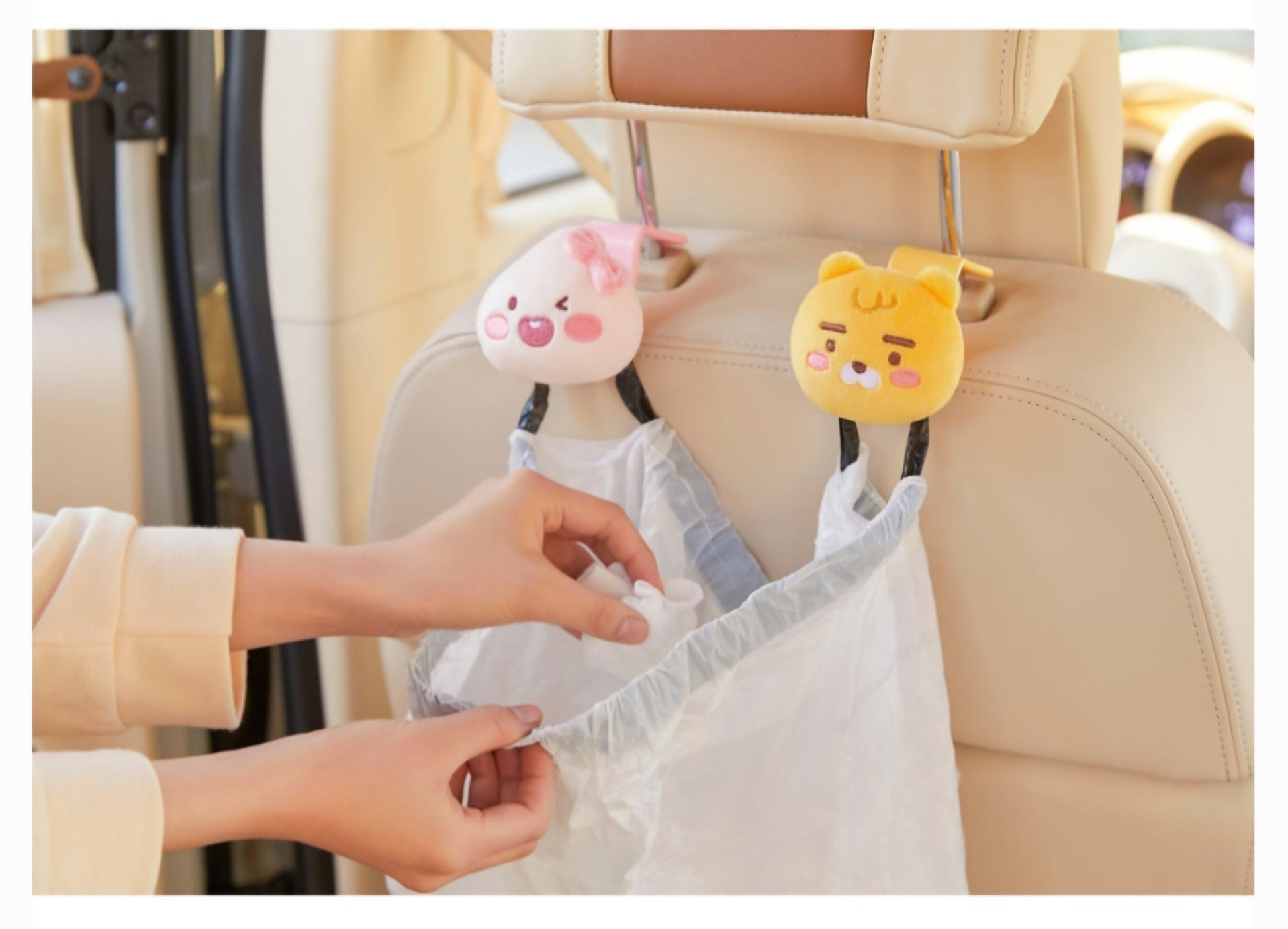 KAKAO FRIENDS Car Headrest Hanger (Holder) - Ryan (차량용 가방 걸이-라이언)